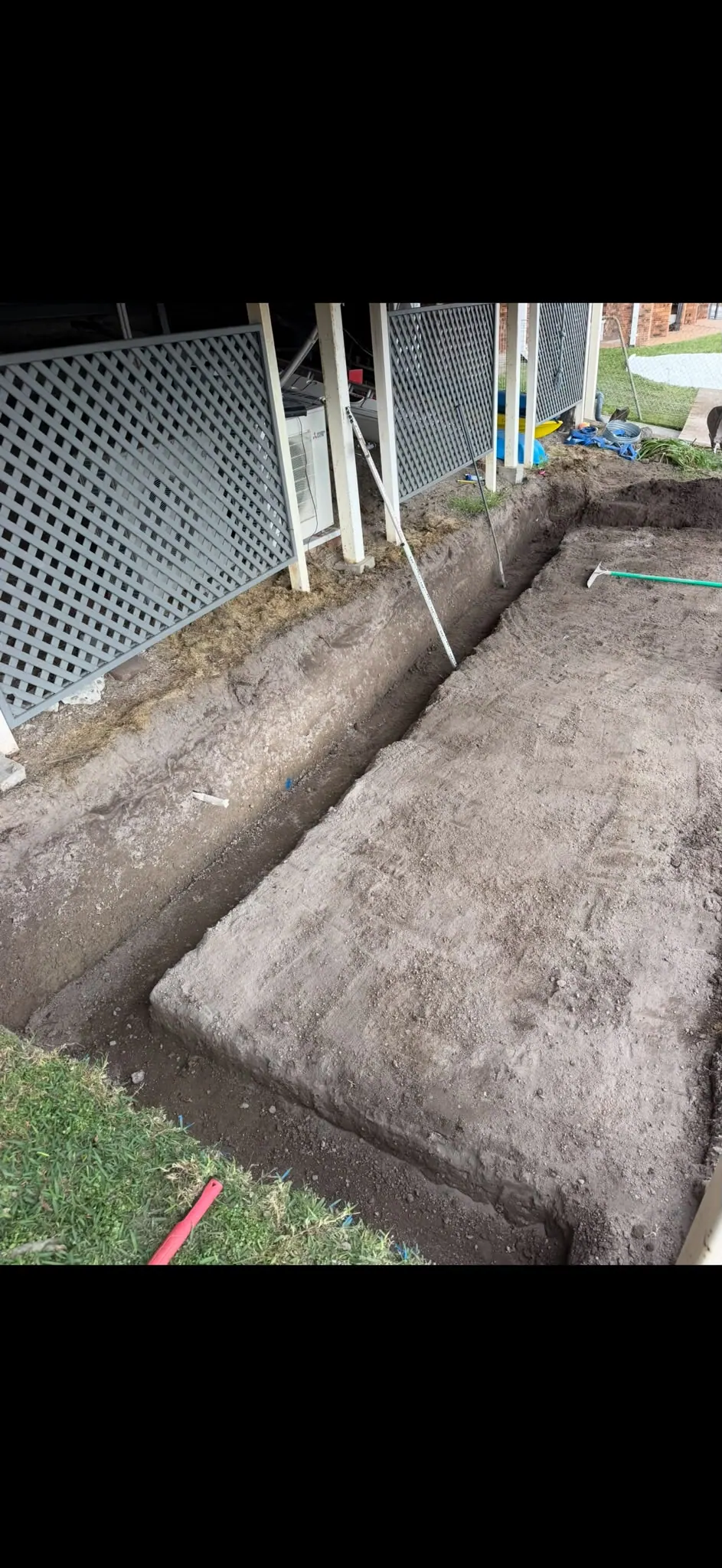 Detail excavation alongside a raised house